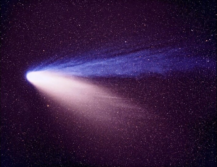 La comète Hale-Bopp avec sa queue de poussière (claire et lumineuse) et sa queue ionique (bleue) en avril 1987